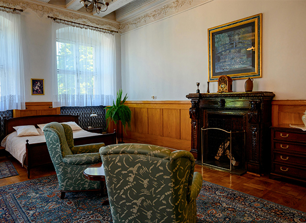 New Wallpaper Trends: Eco-Friendly & Custom Designs